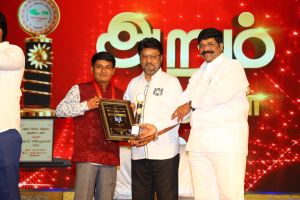 Dr. Arunkumar reciving Award.jpg